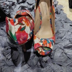 Open toe floral pumps